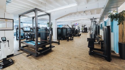 BUDGET Fitness Niederlenz: Übersicht des Trainingraumes mit Sensopro und grosse Auswahl an Kraftgeräten von LifeFitness