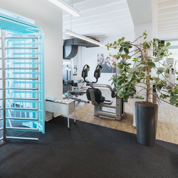 BUDGET Fitness Niederlenz: Stimmungsbild mit Eingangsbereich und Drehkreuz