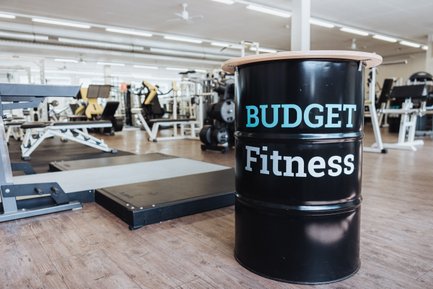 BUDGET Fitness Birrhard: Lichtdurchflutete Trainingshalle mit Power Rack von Eleiko im Vordergrund