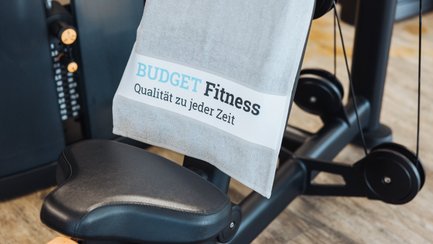 BUDGET Fitness: Stimmungsbild Trainingstuch mit Logo