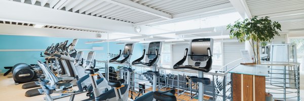 BUDGET Fitness Frick: Lichtdurchflutete Trainingshalle mit Ausdauergeräten von Precor auf der Galerie