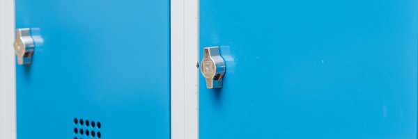 BUDGET Fitness Frick Industrie: Stimmungsbild mit blauen Garderobenkasten als Symbolbild für unseren Sinn für Stil, Ordnung und Funktionalität.
