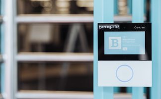 BUDGET Fitness: Zutrittsystem mit Kartenleser und Drehkreuz