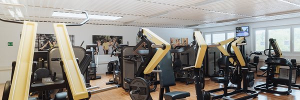 BUDGET Fitness Frick Industrie: Stimmungsbild mit Ausdauergeräten und Kraftgeräten in lichtdurchflutendem Trainingsraum.