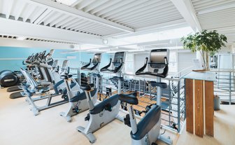 BUDGET Fitness Frick: Lichtdurchflutete Trainingshalle mit Ausdauergeräten von Precor auf der Galerie