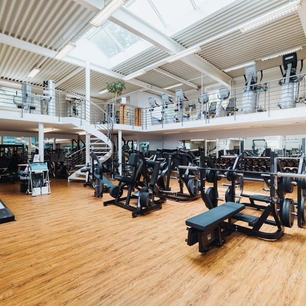 BUDGET Fitness Frick: Stimmungsbild lichtdurchlutete Trainingshalle mit neusten Plate-loaded Kraftgeräten von Technogym