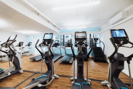 BUDGET Fitness Frick: Lichtdurchflutete Trainingshalle mit Ausdauergeräten von Precor 