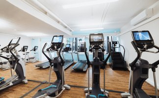 BUDGET Fitness Frick: Lichtdurchflutete Trainingshalle mit Ausdauergeräten von Precor 