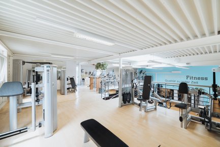 BUDGET Fitness Frick: Lichtdurchflutete Trainingshalle mit Kraftgeräten und Kabelzugturm