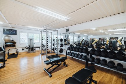 BUDGET Fitness Frick Industrie: Stimmungsbild mit Kraftgeräten und Kabelzugturm in lichtdurchflutendem Trainingsraum.