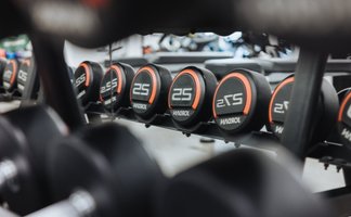 BUDGET Fitness Niederlenz: Stimmungsbild mit Kurzhanteln