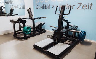 BUDGET Fitness Niederlenz: Beltsquat von Technogym, plate-loaded