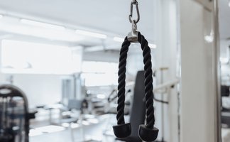 BUDGET Fitness Birrhard: Stimmungsbild mit Kabelzuggriff und unscharfem Hintergrund