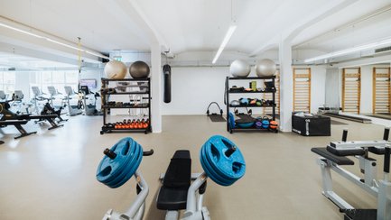 BUDGET Fitness Niederlenz: Stimmungsbild mit Power Rack und plate-loaded Geräten