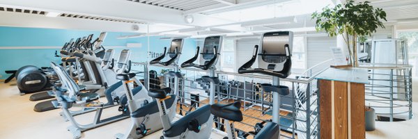BUDGET Fitness Frick: Lichtdurchflutete Trainingshalle mit Ausdauergeräten von Precor auf der Galerie