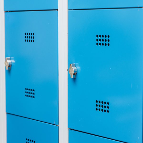 BUDGET Fitness Frick Industrie: Stimmungsbild mit blauen Garderobenkasten als Symbolbild für unseren Sinn für Stil, Ordnung und Funktionalität.
