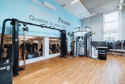 BUDGET Fitness Frick: Kabelzugturm in lichtdurchfluteter Trainingshalle