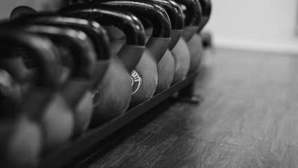 BUDGET Fitness: Stimmungsbild mit perfekt aufgeräumten Kettlebells