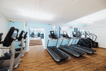 BUDGET Fitness Frick: Lichtdurchflutete Trainingshalle mit Ausdauergeräten von Precor 