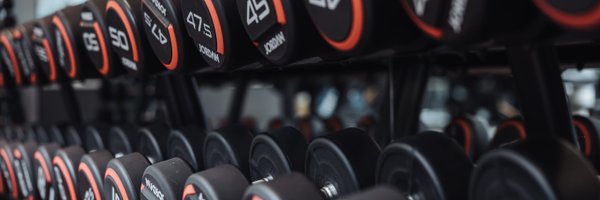 BUDGET Fitness Frick: Stimmungsbild mit perfekt aufgeräumten Kurzhanteln