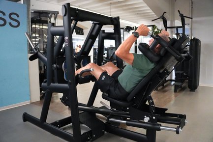 BUDGET Fitness: Stimmungsbild Trainierender an Beinpresse