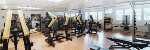 BUDGET Fitness Frick Industrie: Stimmungsbild mit Ausdauergeräten und Kraftgeräten in lichtdurchflutendem Trainingsraum.