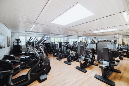BUDGET Fitness Frick Industrie: Stimmungsbild mit Ausdauergeräten und Kraftgeräten in lichtdurchflutendem Trainingsraum.
