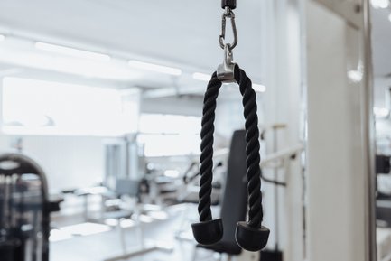 BUDGET Fitness Birrhard: Stimmungsbild mit Kabelzuggriff und unscharfem Hintergrund