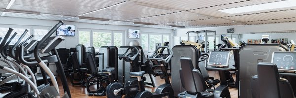 BUDGET Fitness Frick Industrie: Stimmungsbild mit Ausdauergeräten und Kraftgeräten in lichtdurchflutendem Trainingsraum.